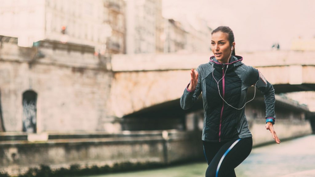 Courir en écoutant de la musique : bénéfices et précautions