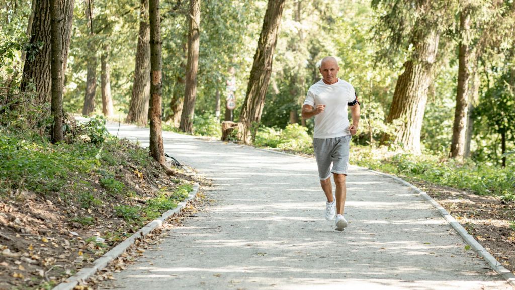 Débuter le running après 50 ans : conseils et précautions